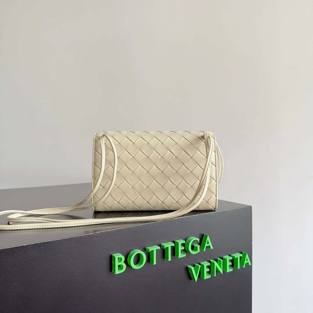 Batch 1560 Bottega Veneta 2025 early autumn series Andiamo handbag, a really good bag, mini crossbody bag, classic woven leather clutch, metallic button and rope closure, simple but not simple, elegant texture, elegant weaving attitude. Style number: 836940 Size: 19*12.6*2cm